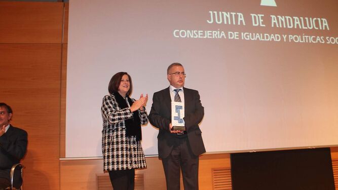 La consejera María José Sánchez Rubio entregó a Matías García el premio a las Buenas Prácticas.