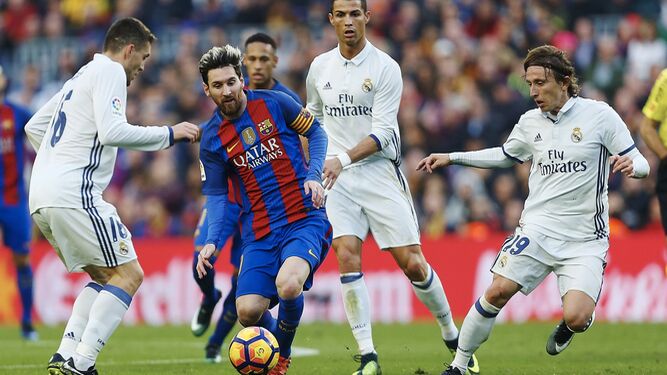 Messi junto a Modric en un momento del partido.