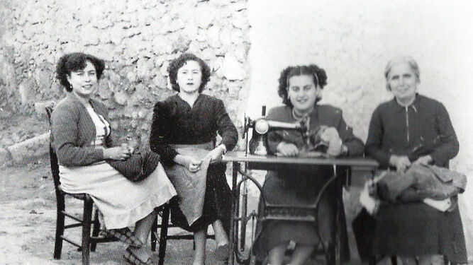 Una tarde de costura en 1954, donde aparece Nieves Artes, su prima Nieves Artés, Conce Alonso y Librada López.