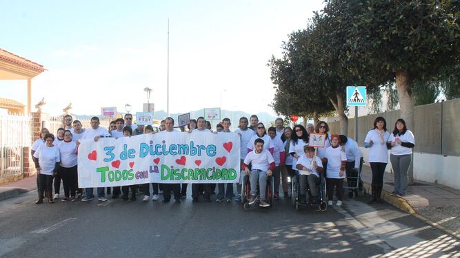 La asociación 'La Esperanza' elaboró una pancarta para recorrer las calles del municipio.
