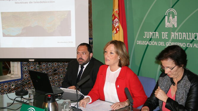 Rafael Peral, Carmen Ortiz y Gracia Fernández en la presentación del estudio cartográfico.