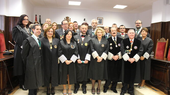 Autoridades judiciales y miembros de la junta colegial de los Graduados Sociales con el homenajeado.