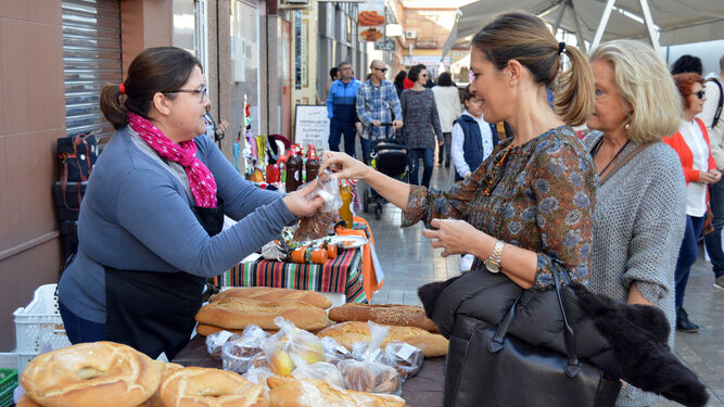 Momento de la visita de la concejal de Cultura, Ana Martínez Labella, a los puestos instalados en el Mercado Central.