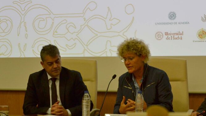 El rector de la Universidad de Almería, Carmelo Rodríguez, junto a la gerente de Clisol Agro, Lola Gómez Ferrón.