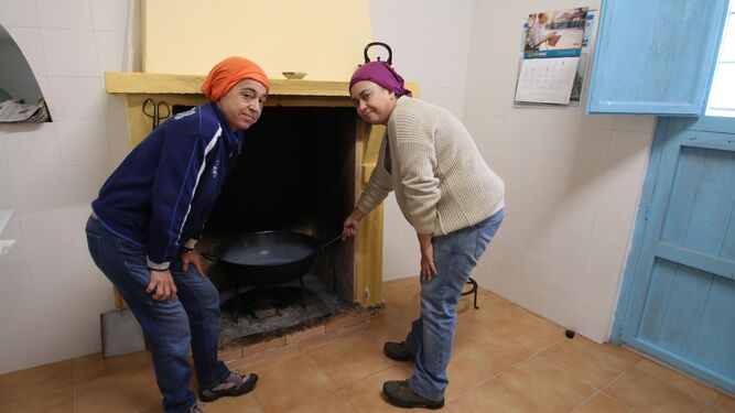 Carmen y Yolanda ante el fuego de leña donde hacen sus corservas.