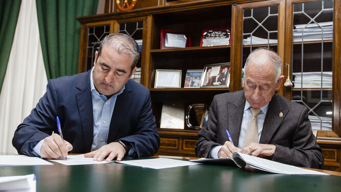 Firma del contrato de adjudicación de las obras con Gabriel Amat.