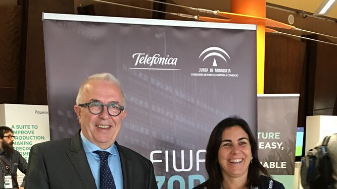 El consejero de Empleo, José Sánchez Maldonado, y la directora de Territorio Sur de Telefónica, María Jesús Almazor en el 'Fiware Summit'.