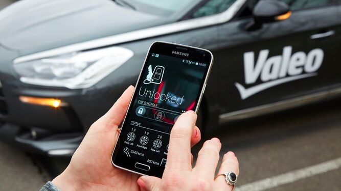 El 'smartphone' se comunica con el vehículo gracias a una llave virtual almacenada en el teléfono.