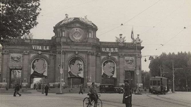 Puerta de Alcalá, con el escudo de la URSS y retratos gigantes de Maksin Litminov, Iósif Stalin y Kliment Voroshílov, Madrid, 1937.