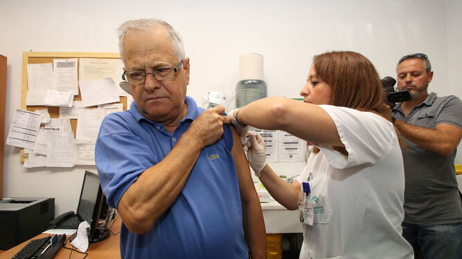 Vacunación contra la gripe en uno de los consultorios de la capital.