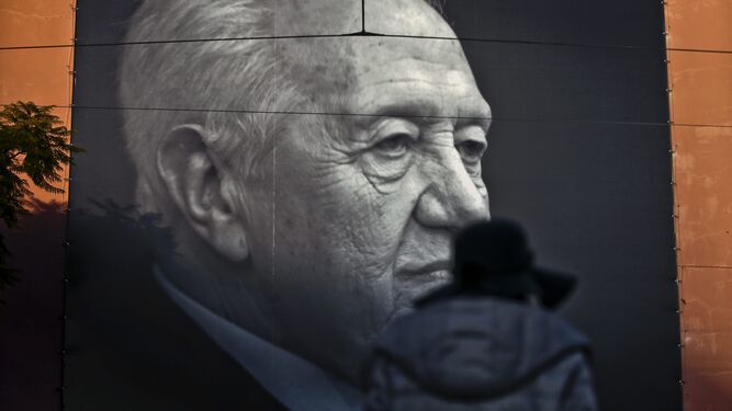 Una persona pasa ante el retrato de Mario Soares en Lisboa.
