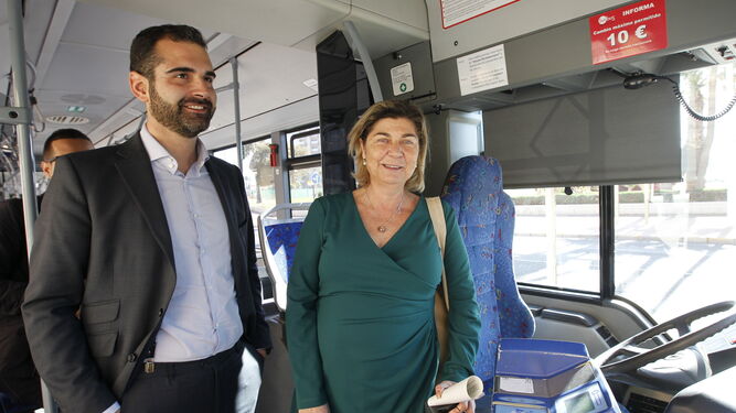 Rafaela Abad, concejal de Movilidad y Fernández Pacheco, alcalde, en el interior.                                                                                   de uno de los autobuses.