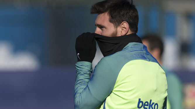 Messi se protege del frío en el entrenamiento de ayer en la Ciudad Deportiva.