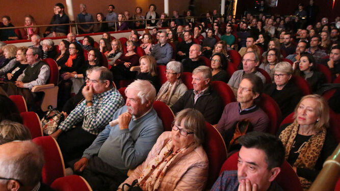 El público llenó el Teatro Apolo para disfrutar de un gran concierto de Juanma Linde.
