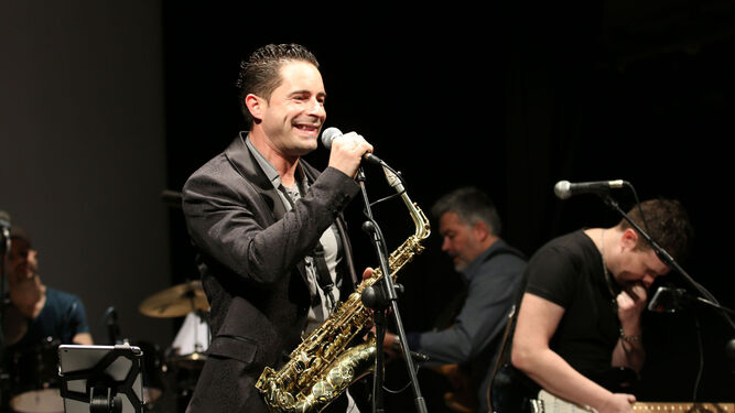 El saxofonista Juanma Linde durante su actuación el pasado jueves en Almería.