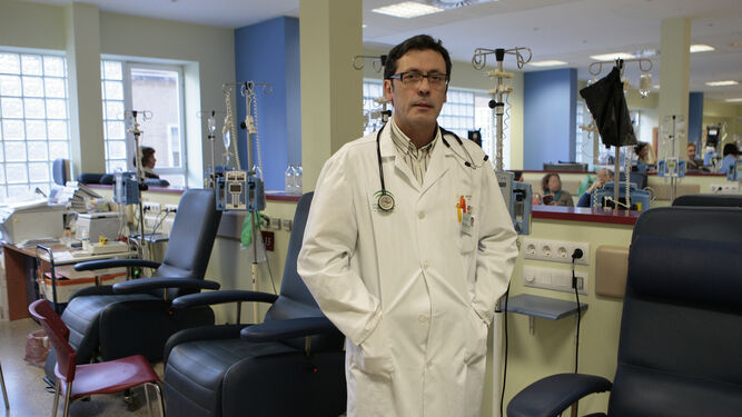 El oncólogo e investigador Luis Paz-Ares trabaja en el Hospital Universitario 12 de Octubre de Madrid.