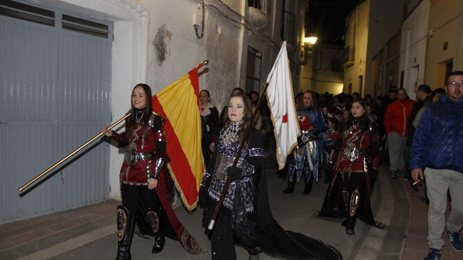 El desfile por las calles de Gérgal permitió a las agrupaciones mostrar sus coloridas y detallistas vestimentas.