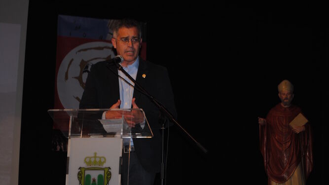 El alcalde de Olula del Rio, Antonio Martinez Pascual, durante la presentacion de las fiestas.