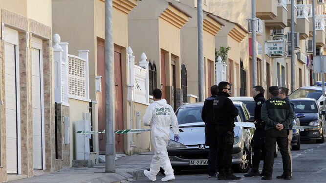 El departamento de criminalística de la Guardia Civil inspeciona la residencia de la fallecida en busca de pruebas.