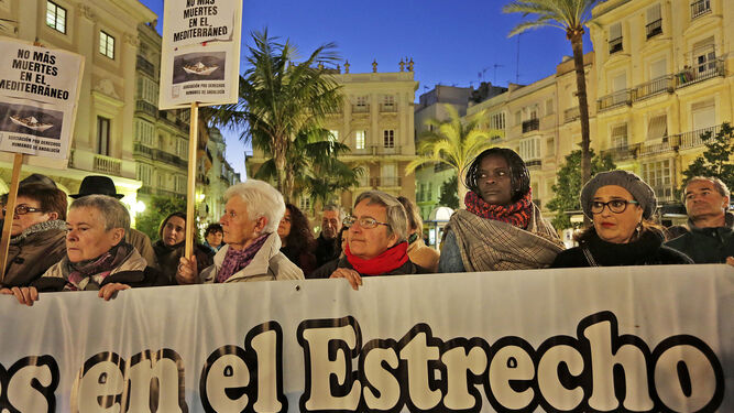 Un momento de la concentración de ayer en Cádiz.