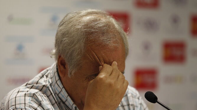 Alfonso García constriñe el gesto en una comparecencia de prensa de la presente temporada.
