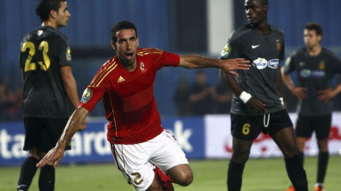Abu Trika,  celebra un gol con Egipto.