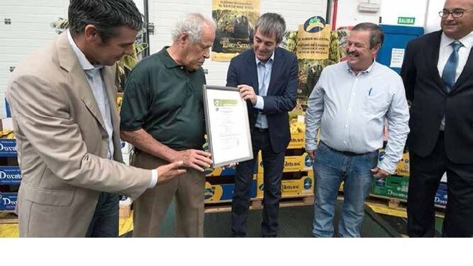 A la derecha, el gerente de Agrocolor, Juan Pérez Zamarrón, en la entrega del certificado a SAT Costa Caleta.