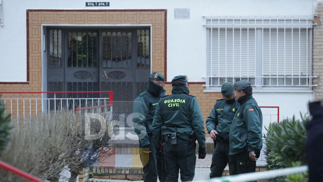 Agentes de la Guardia Civil a las puertas del domicilio donde ha tenido lugar el crimen.