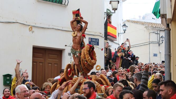 La procesión de San Sebastián con la lluvia de roscos será el domingo.
