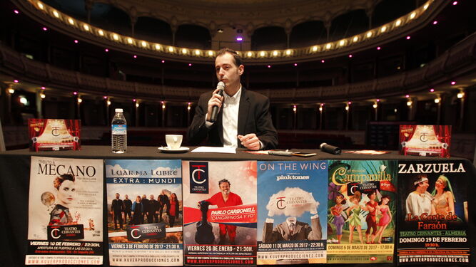 Curro Verdegay, gerente de Kuver, presentando la programación del Teatro.