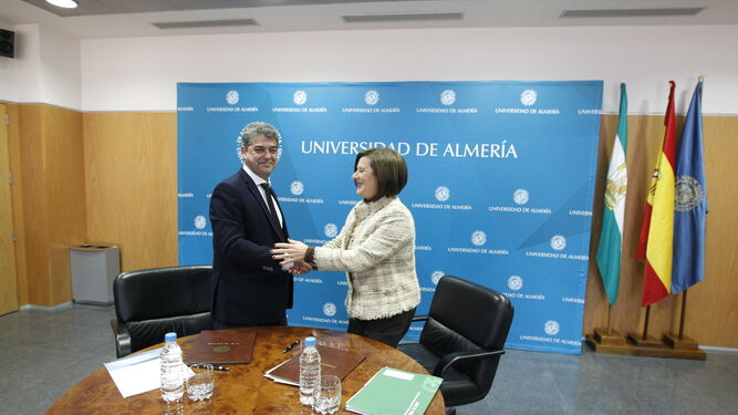 La consejera de Igualdad, Salud y Políticas Sociales de la Junta junto al rector de la Universidad de Almería durante la firma del protocolo.