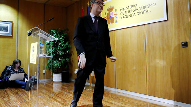El ministro de Energía, Álvaro Nadal, durante la comparecencia en la que anunció la intervención en el mercado del gas para abaratar la electricidad.