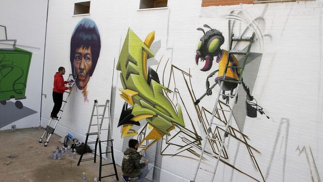 Francisco Moreno, Eduardo Luque ySergio Ginés pintan el mejor graffiti