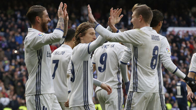 Sergio Ramos celebra con sus compañeros Kroos y Modric su segundo gol ante el Málaga, el que hace su sexto en lo que va de Liga.
