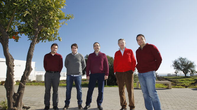 Los cinco investigadores de la Universidad de Almería posan junto a las instalaciones del campus.