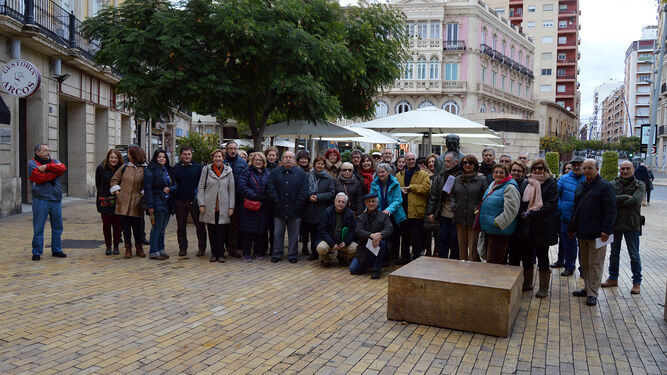 La directiva de 'Amigos de la Alcazaba' con los participantes en la visita.