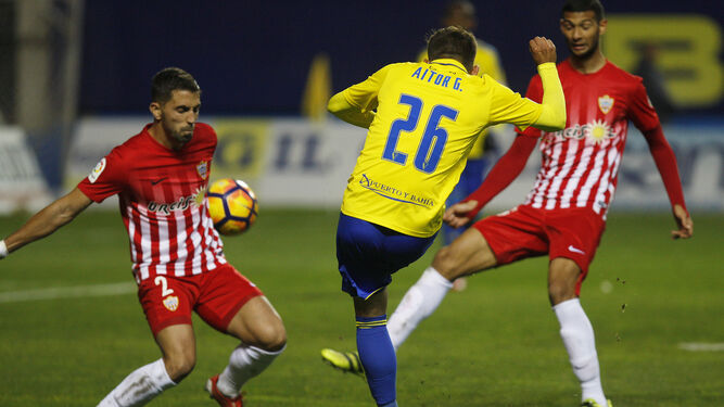 Aitor García dispara a gol ante la oposición de Isidoro en la acción del 1-0.