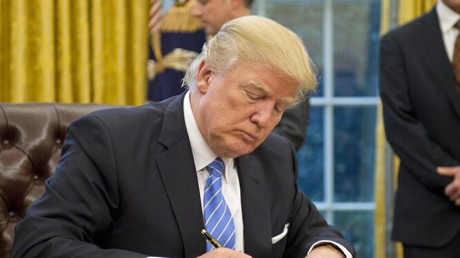 Trump firma el decreto para sacar a EEUU del TPP.