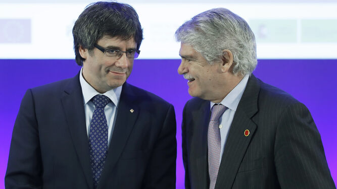 Carles Puigdemont y Alfonso Dastis.