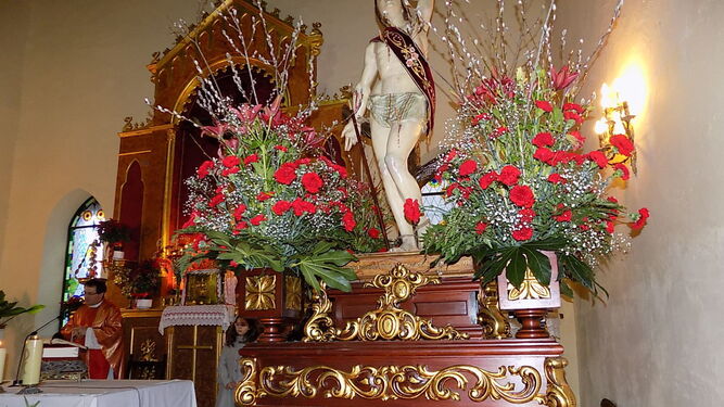 La imagen de San Sebastián tuvo que quedarse en la iglesia sin procesionar.