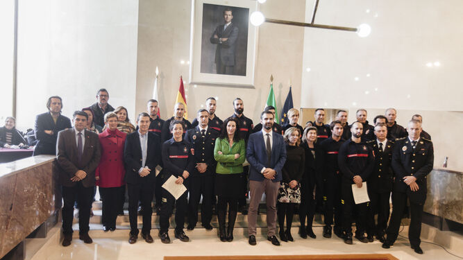 Los bomberos recibieron ayer las credenciales en el Salón de Plenos de manos del alcalde de Almería.