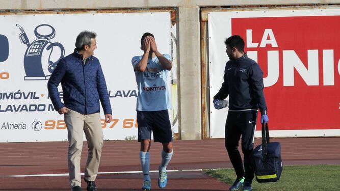 Con este gesto se marchó Darío Guti del campo tras lesionarse.
