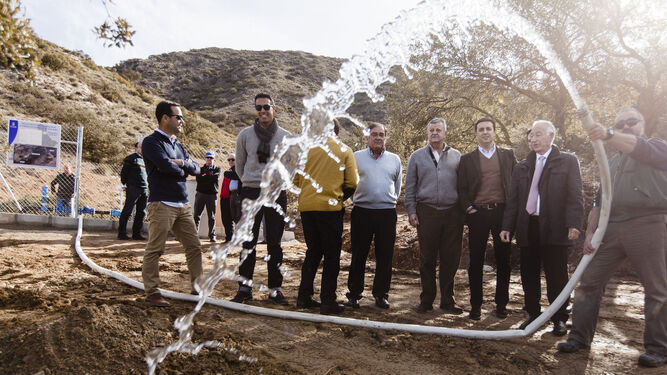 Amat y el alcalde de Vélez-Rubio junto a otros diputados visitaron hace unos días el nuevo sondeo.