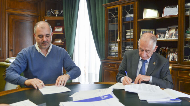 El presidente de Diputación, Gabriel Amat, durante la firma de uno de los doce contratos de obras.