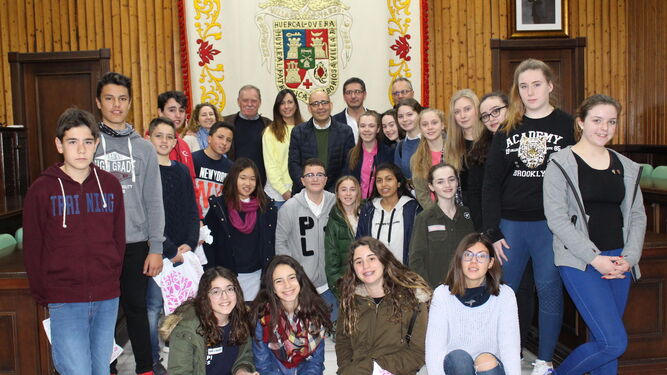Alumnos de Liverpool con el alcalde, la edil de Educación, estudiantes del IES Cura Valera y su director Diego Bonillo.