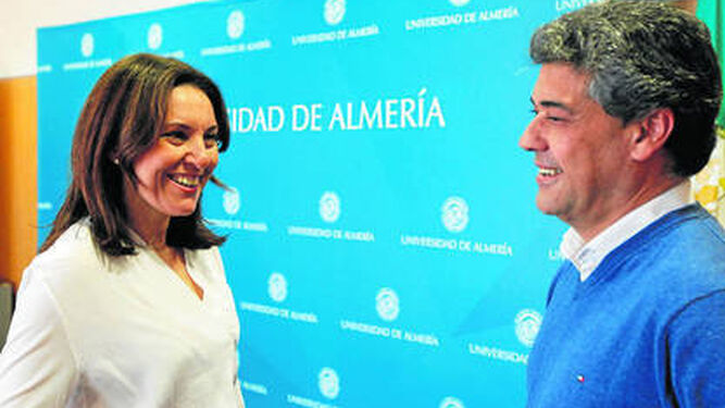 La presidenta del Consejo Social conversa con el rector Carmelo Rodríguez.