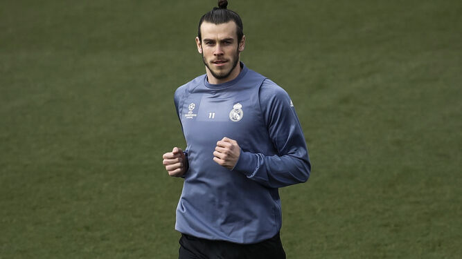 Bale, con Cristiano delante, en el último entrenamiento en Valdebebas.