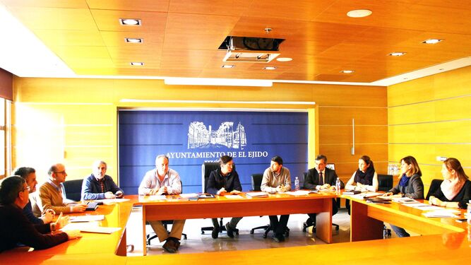 Reunión celebrada en el ayuntamiento de El Ejido para programar las distintas acciones de promoción.