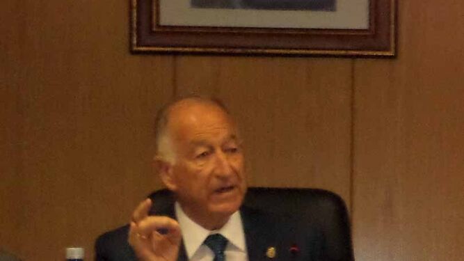 El alcalde, Gabriel Amat, durante una sesión plenaria en el Ayuntamiento de Roquetas de Mar.