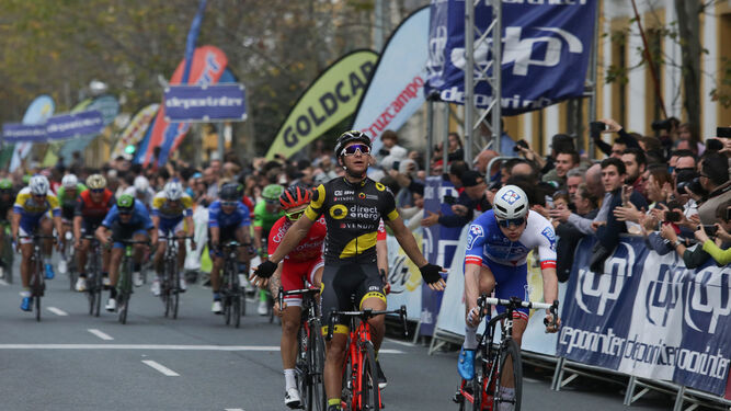 El francés Brian Coquard despliega los brazos para celebrar la victoria de la quinta etapa decidida al sprint.